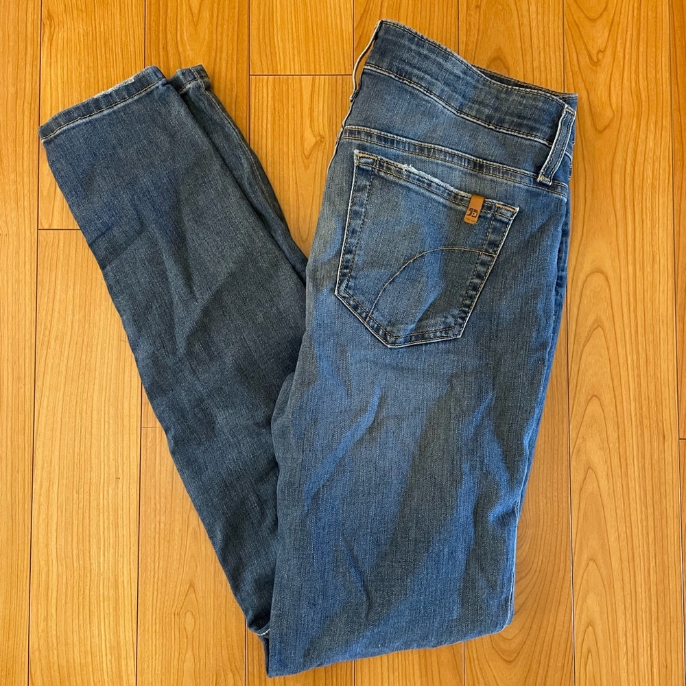 Size 28 Jeans. Very comfortable.